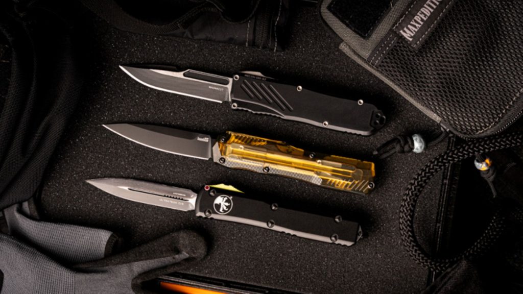 The Kershaw Livewire (middle) next to the Guardian Tactical RECON-035 (top) Microtech Ultratech (bottom).