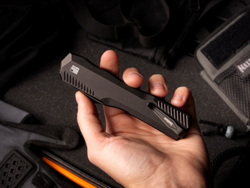Holding the Livewire in the closed position and viewing the textured aluminum backside scale.