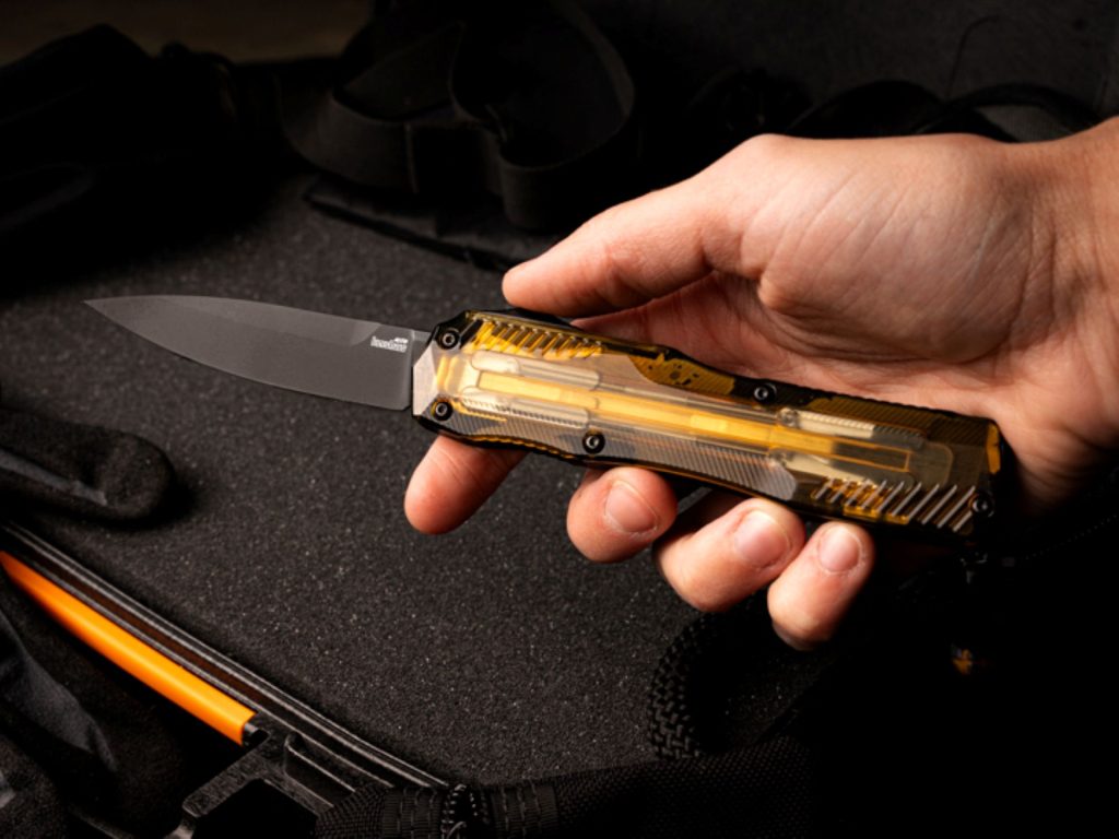 Holding the Kershaw Livewire.