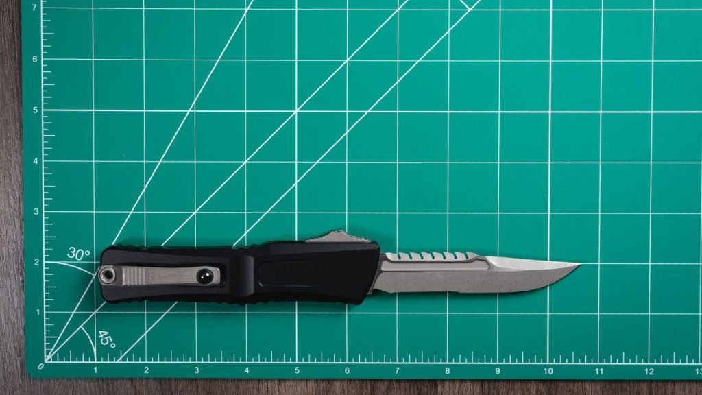 Microtech Combat Troodon on green mat
