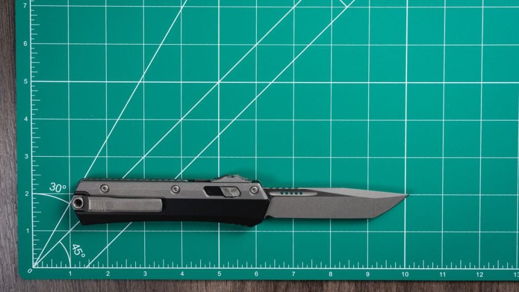 Microtech Glykon on green mat